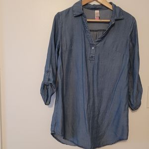NO BOUNDARIES DENIM V-NECK CHAMBRAY TUNIC